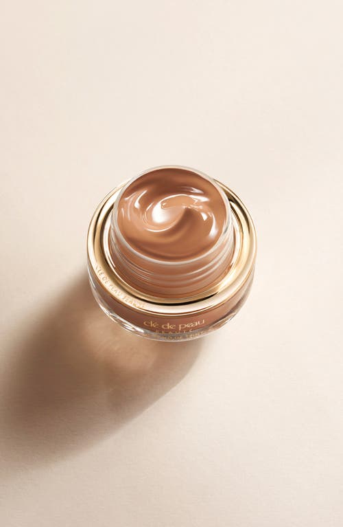 Shop Clé De Peau Beauté The Foundation Spf 22 In Deep Ocher