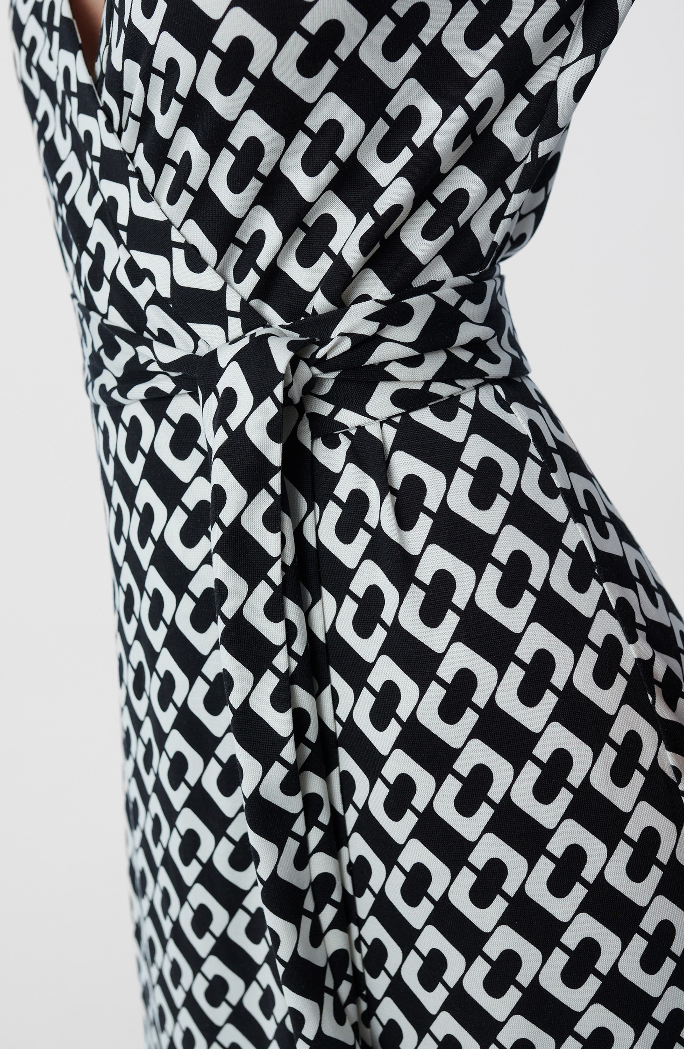Diane von Furstenberg Abigail Chain Print Silk Wrap Maxi Dress in Chain  Link Medium Black | Smart Closet