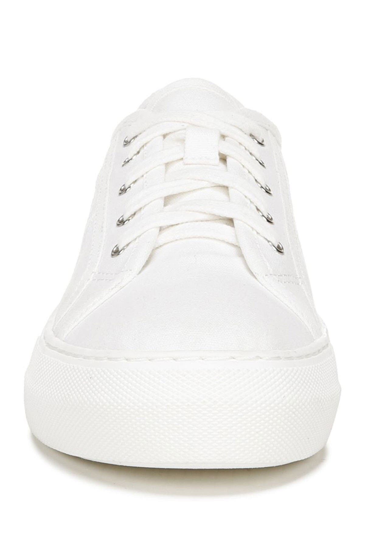 genara lace up sneaker