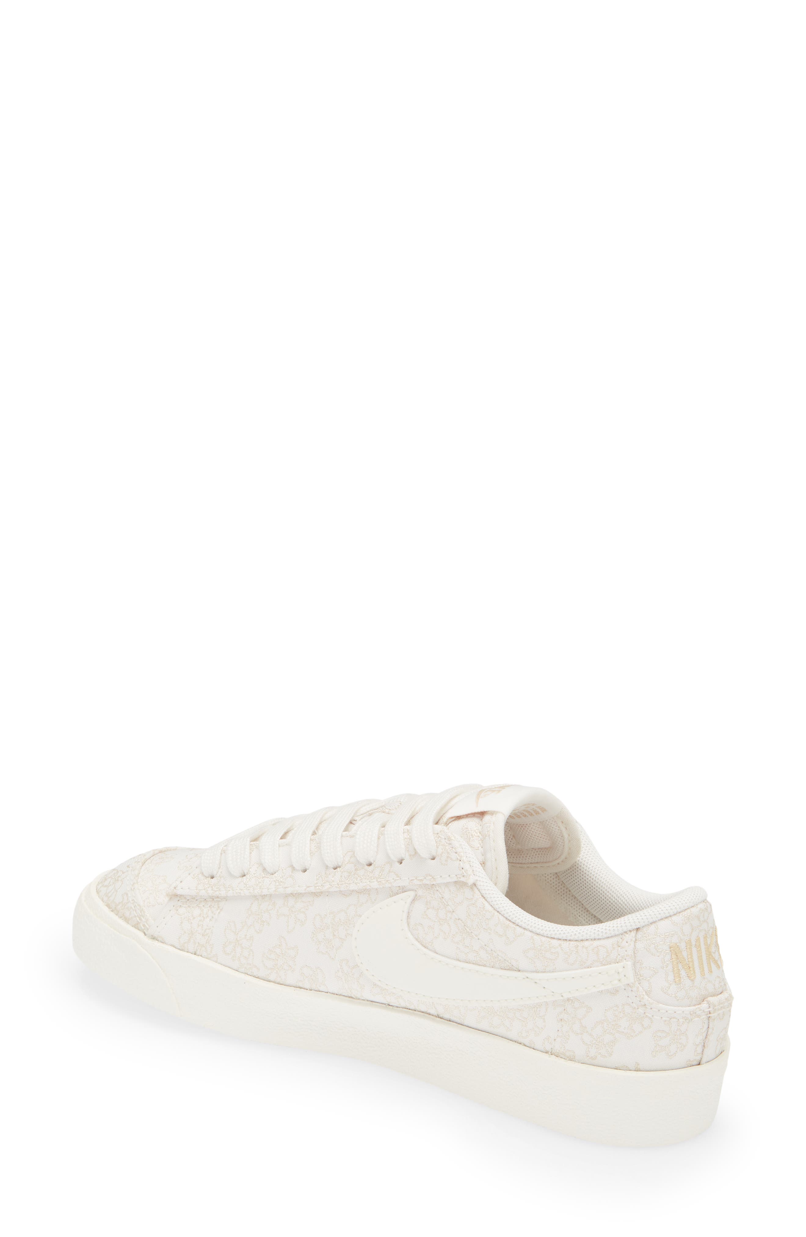 nike blazer low lx se