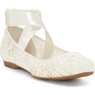 Jessica Simpson Maggda Cross Strap Flat- White