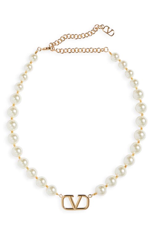 VLOGO Signature Imitation Pearl Choker Necklace in Oro/Cream