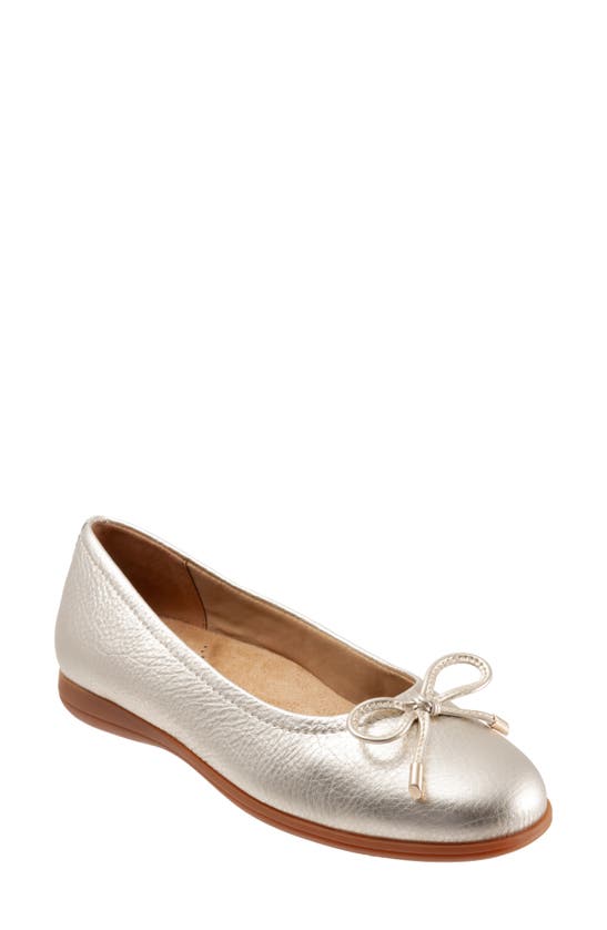 Shop Trotters Dellis Ballet Flat In Champagne Leather