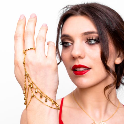 Lucy Quartermaine Drop Hand Chain In Gold