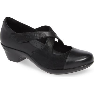 Aravon Kitt Cross Strap Pump, Black