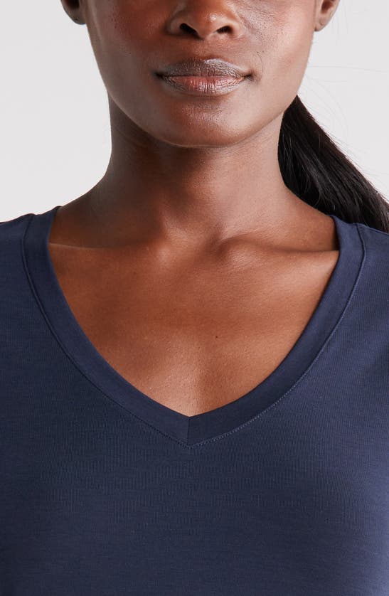 Shop Zella Breathe Active Tee In Navy Sapphire