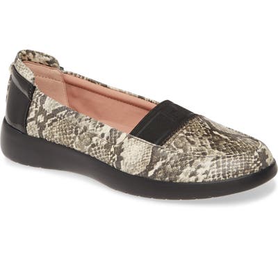 Taryn Rose Trish Skimmer Flat