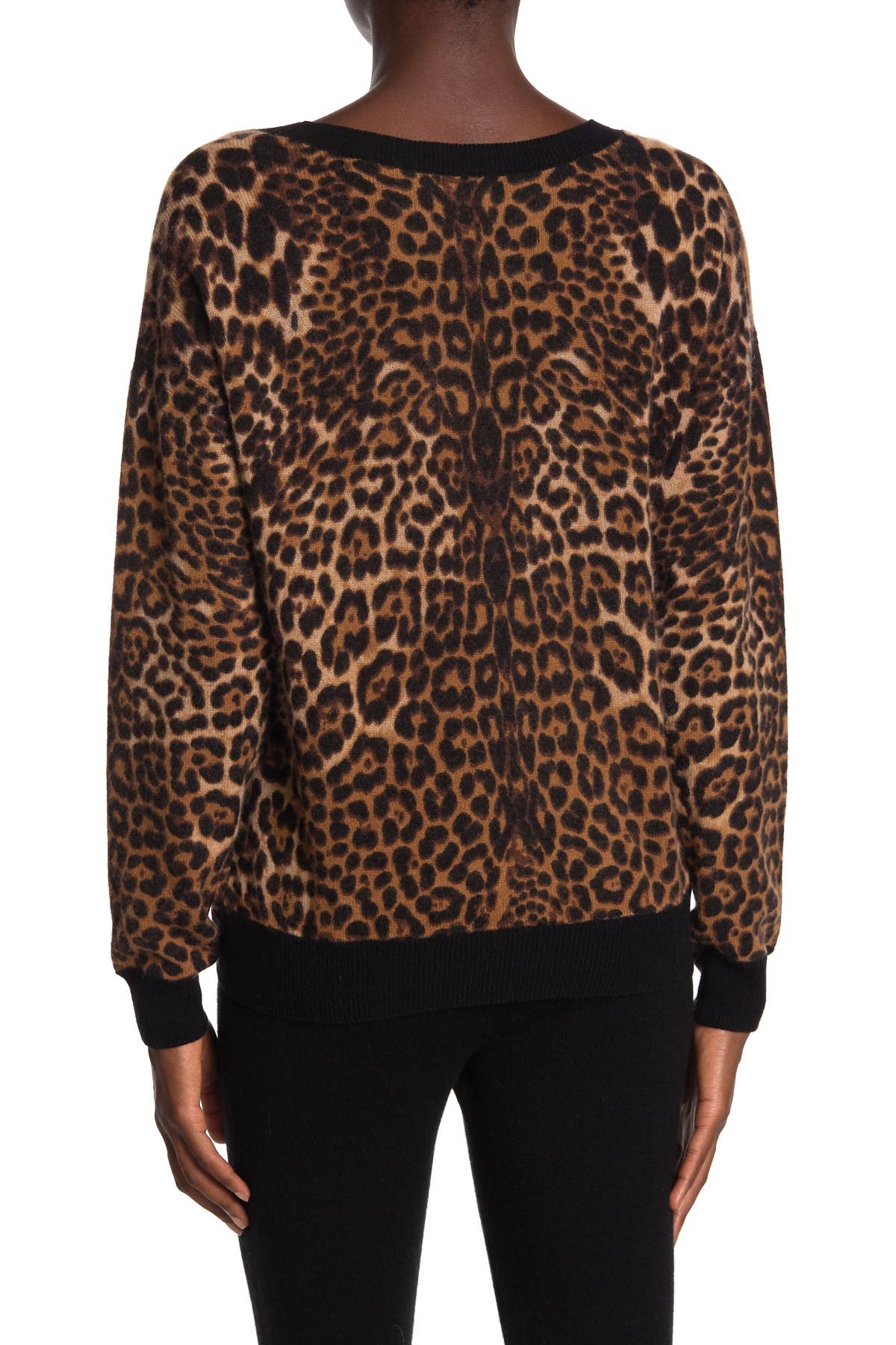 Amicale Cashmere Cheetah Print Crew Neck Sweater In Dark Beige7