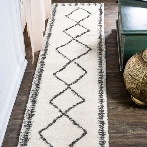 Jonathan Y Calvia Moroccan Diamond Shag Area Rug In White/gray