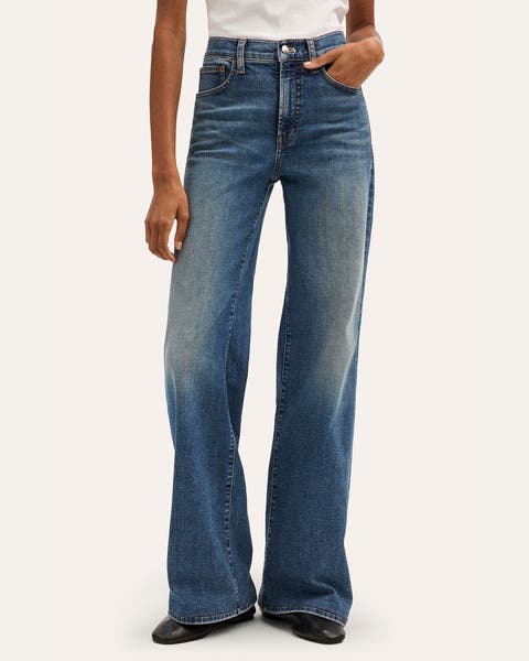 A women wearing a pair of high-waisted denim.
