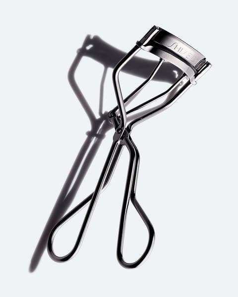 An eyelash curler.