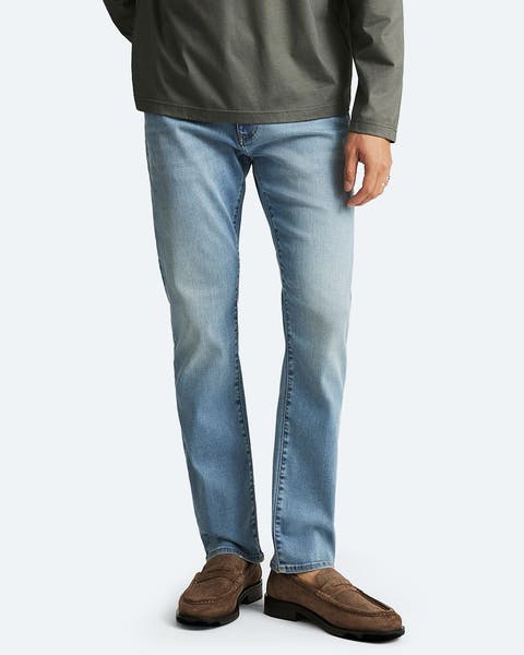 A man wearing slim jeans.