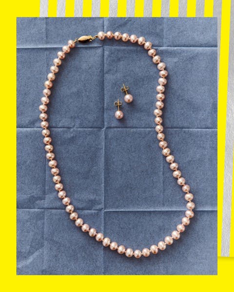 A pearl necklace and studs.
