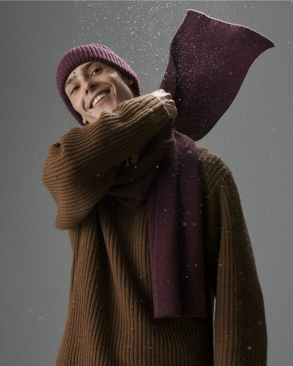 All the cozy gifts. A man wearing a cashmere sweater and accessories.