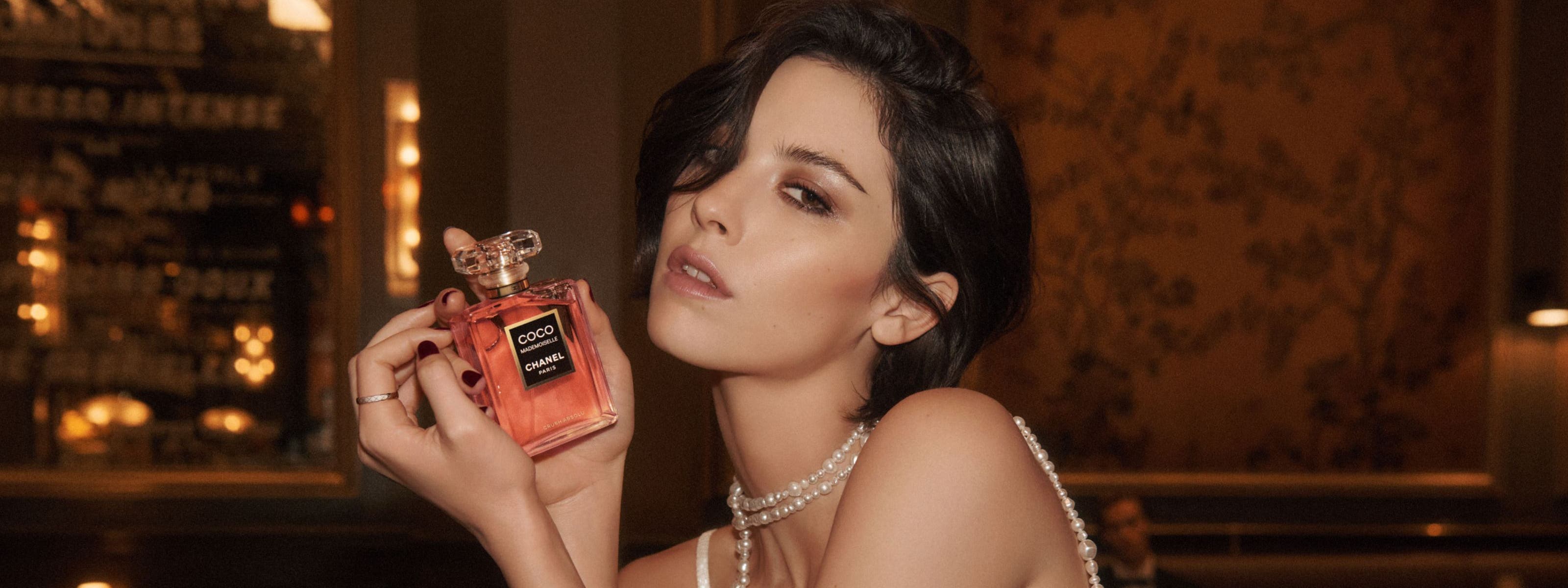Singer Gracie Abrams holds a bottle of CHANEL COCO MADEMOISELLE CRUSH ABSOLU Eau de Parfum.