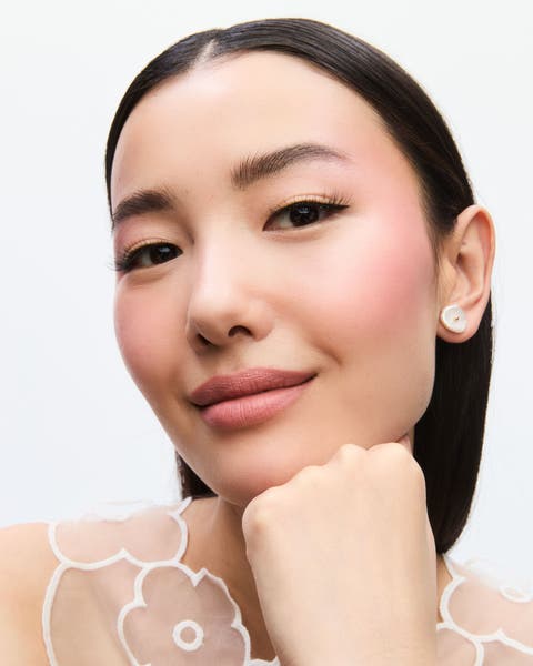 A women wearing eyeliner.