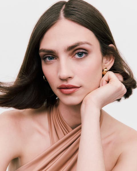 A model wearing a gold hoop. 