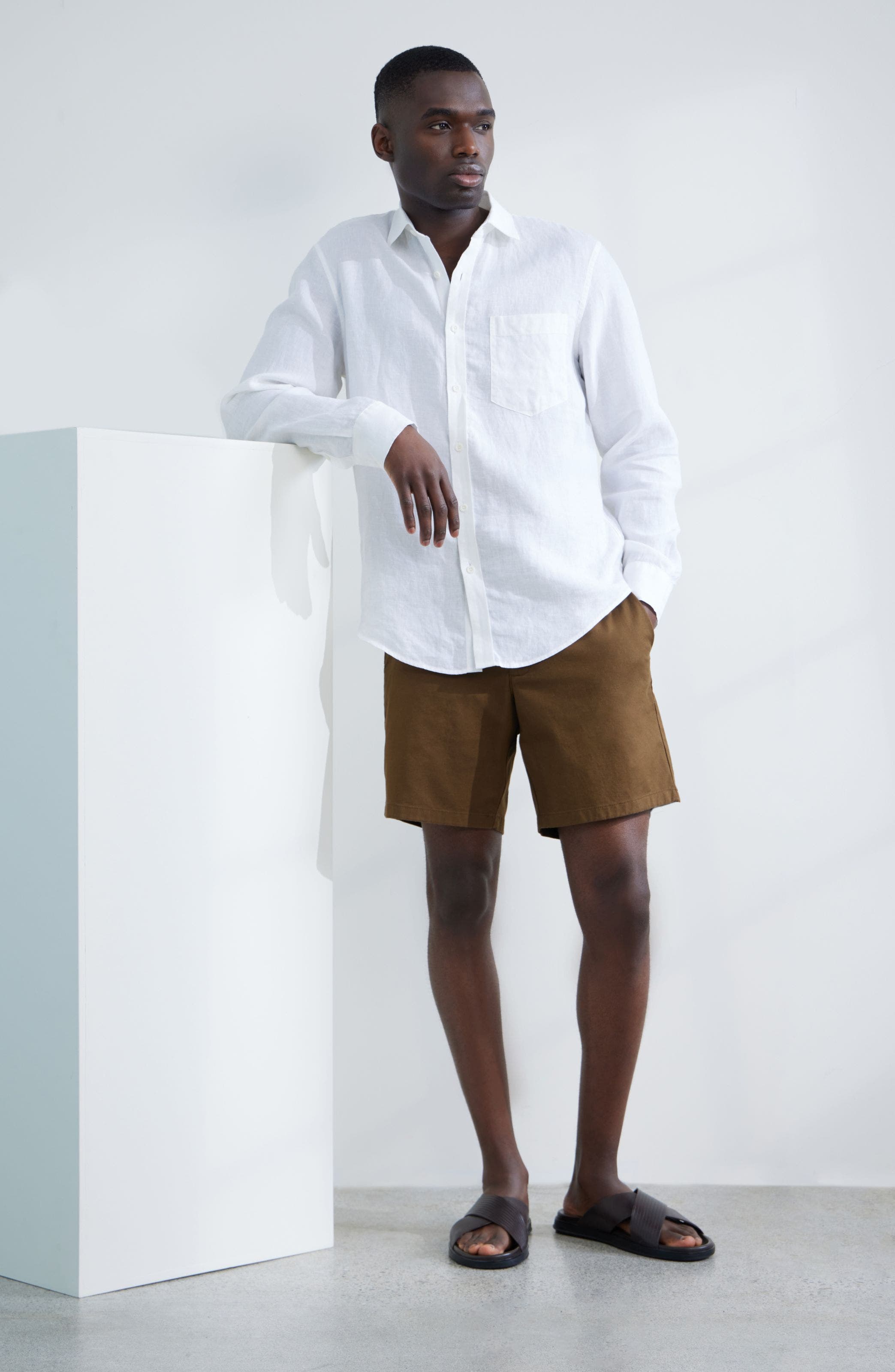 Man wearing a linen shirt, shorts and sandals.