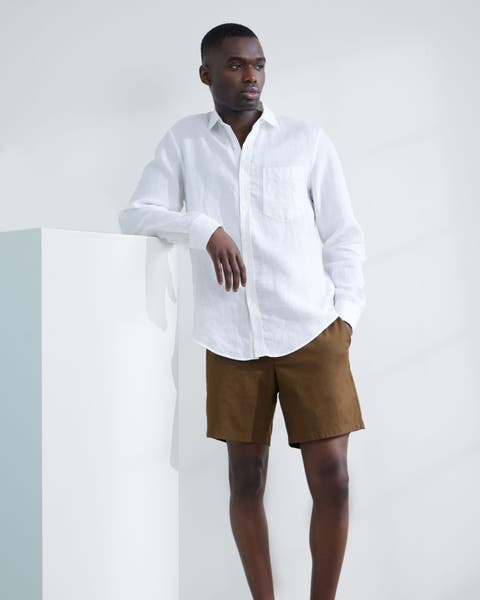 Man wearing a linen shirt, shorts and sandals.
