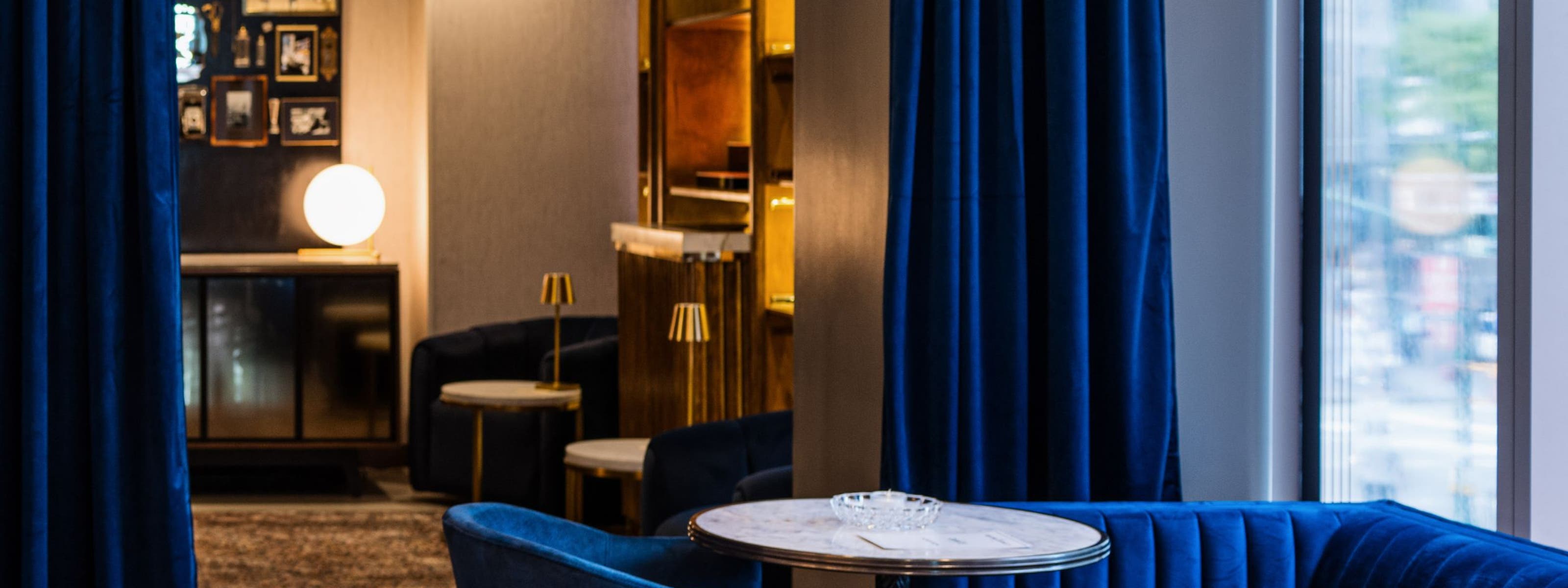 Men's NYC Clubhouse Seating.