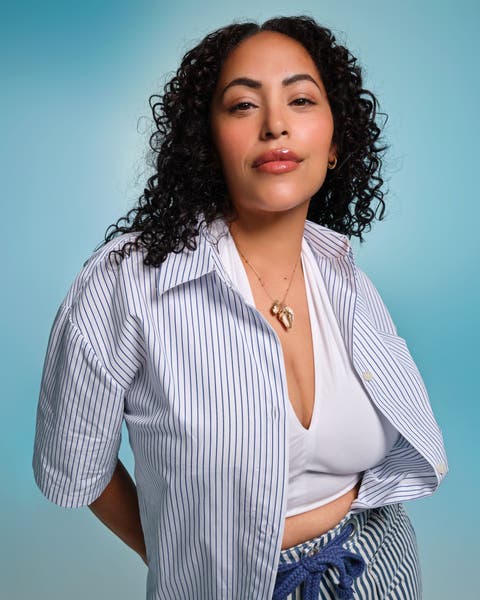 A women wearing a necklace.