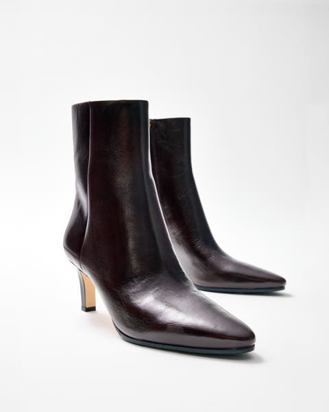 A product shot of a pair of women's boots.