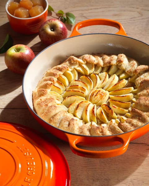 An apple tart in a Le Creuset pot.