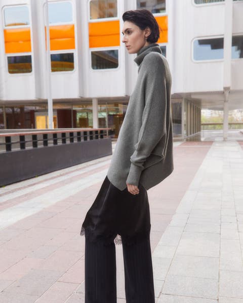 Model wearing a grey Mango sweater.