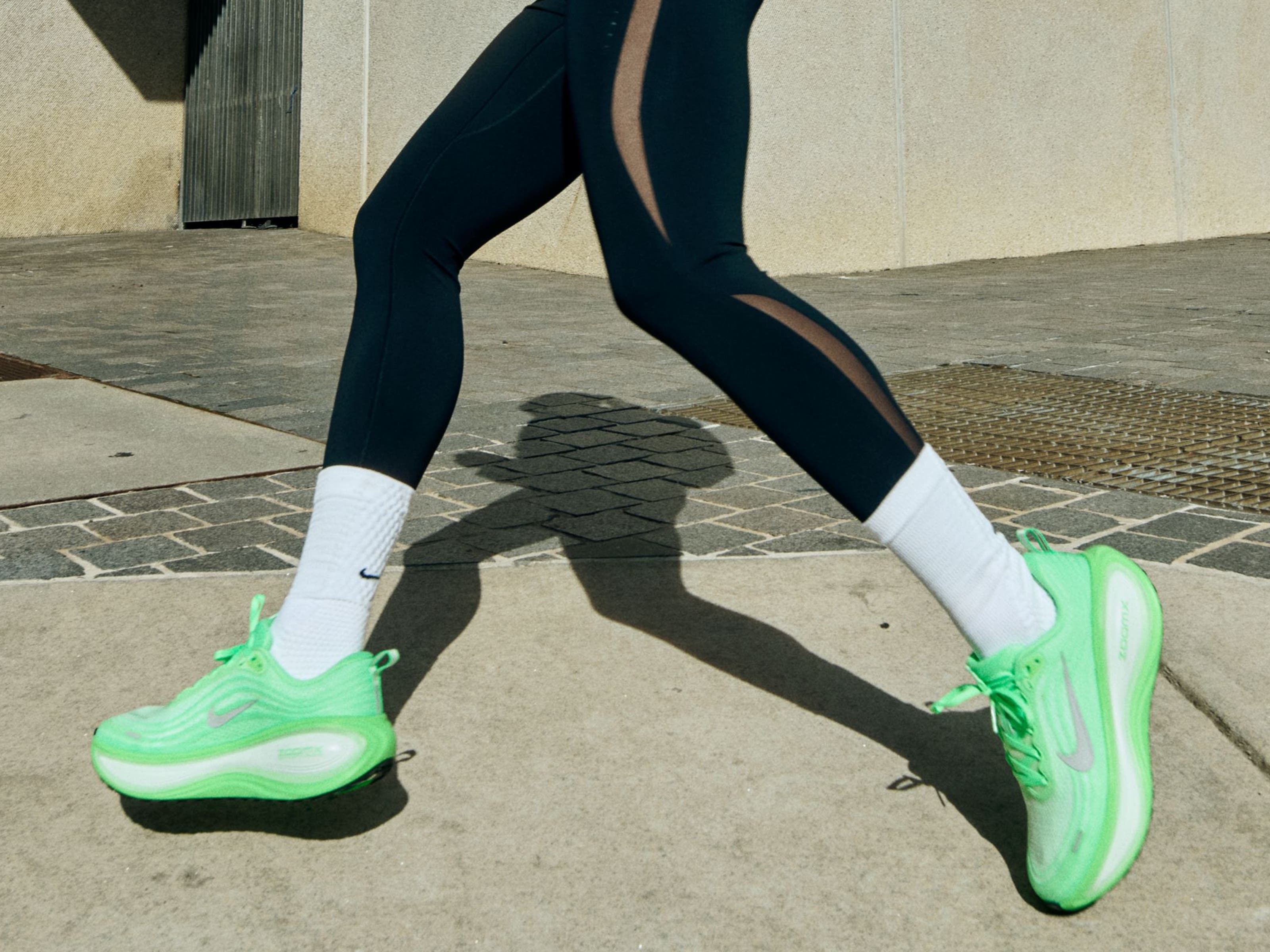 Woman wearing Nike look.
