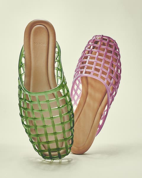 Women's jelly shoes.