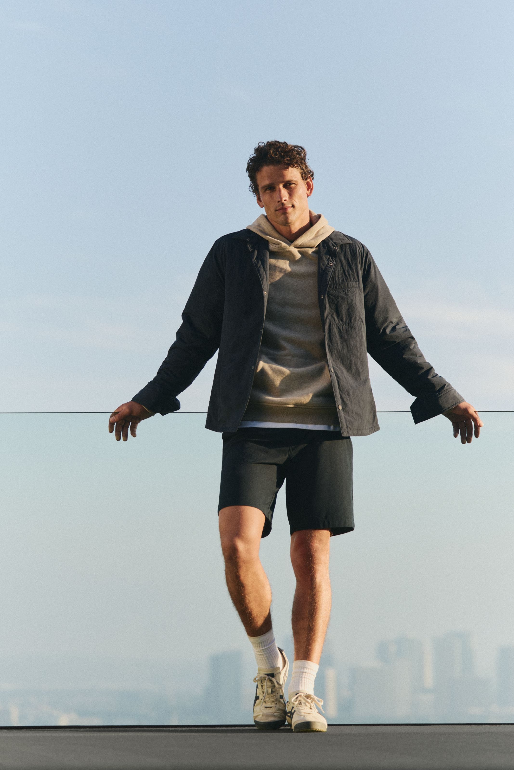 Man wearing Vuori clothing.