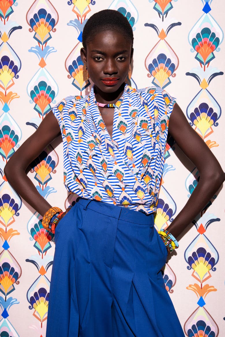 Printed Wrap Silk Top Streifen - Druck mit geometrischen Tulpen-Design, Alternate, color, White / Blue Multicolo