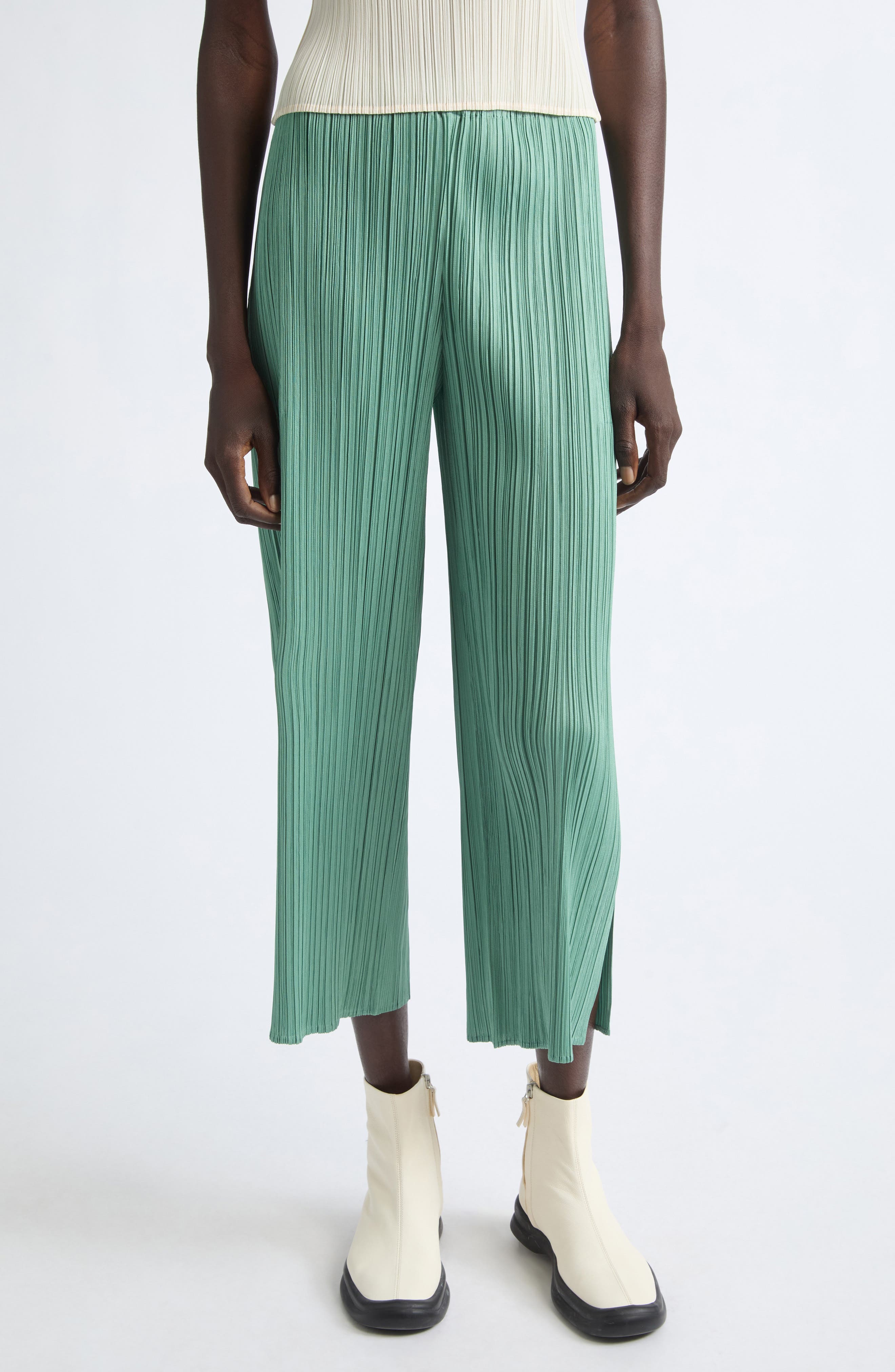GRAYISH GREEN