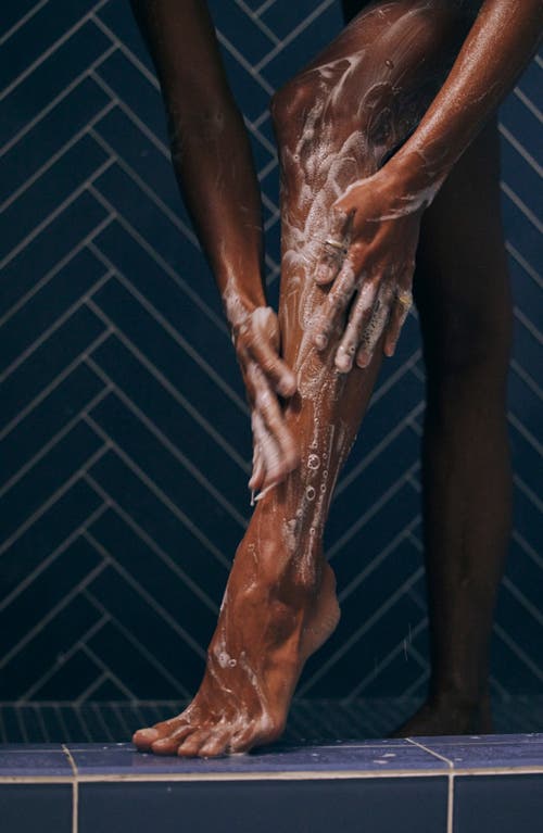 Salt & Stone Black Rose & Oud Refillable Body Wash With Niacinamide + Probiotic 32 oz / 946 ml In Refill