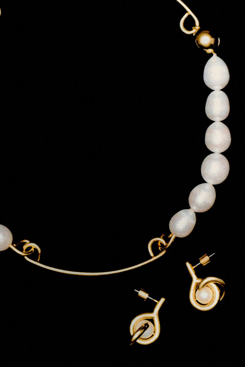 Sculptural Pearl Earrings, Alternate, color, ZŁOCISTY/ PERŁA