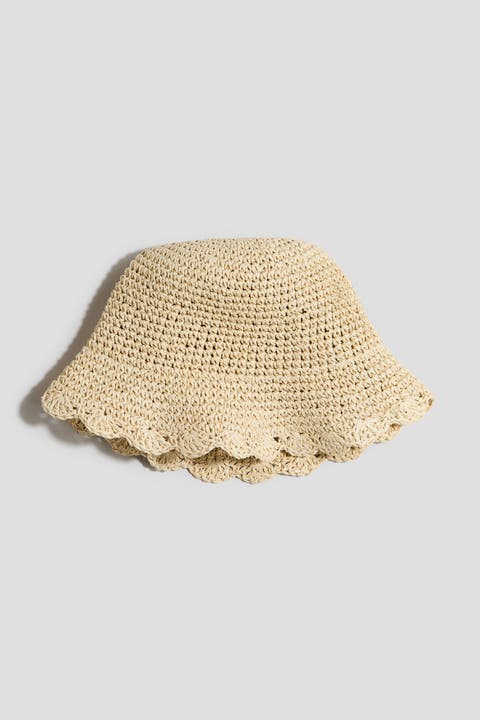 Scalloped-edge straw hat