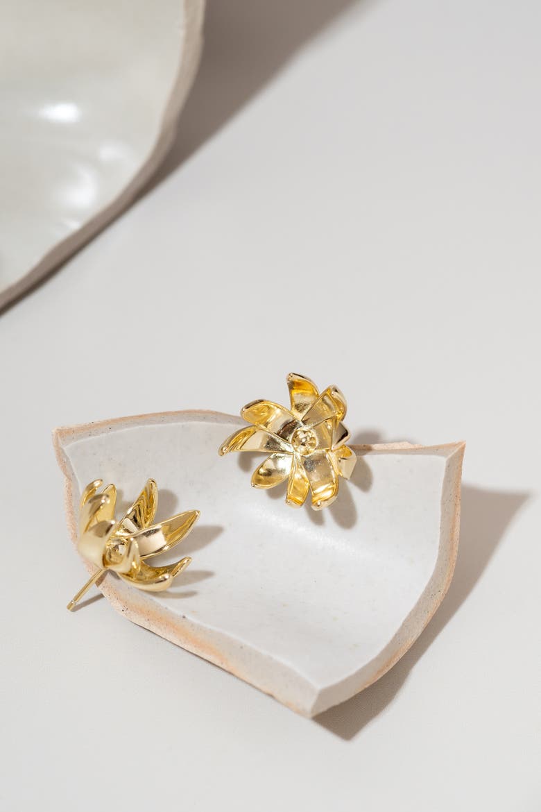 Full Bloom Studs, Alternate, color, Gold