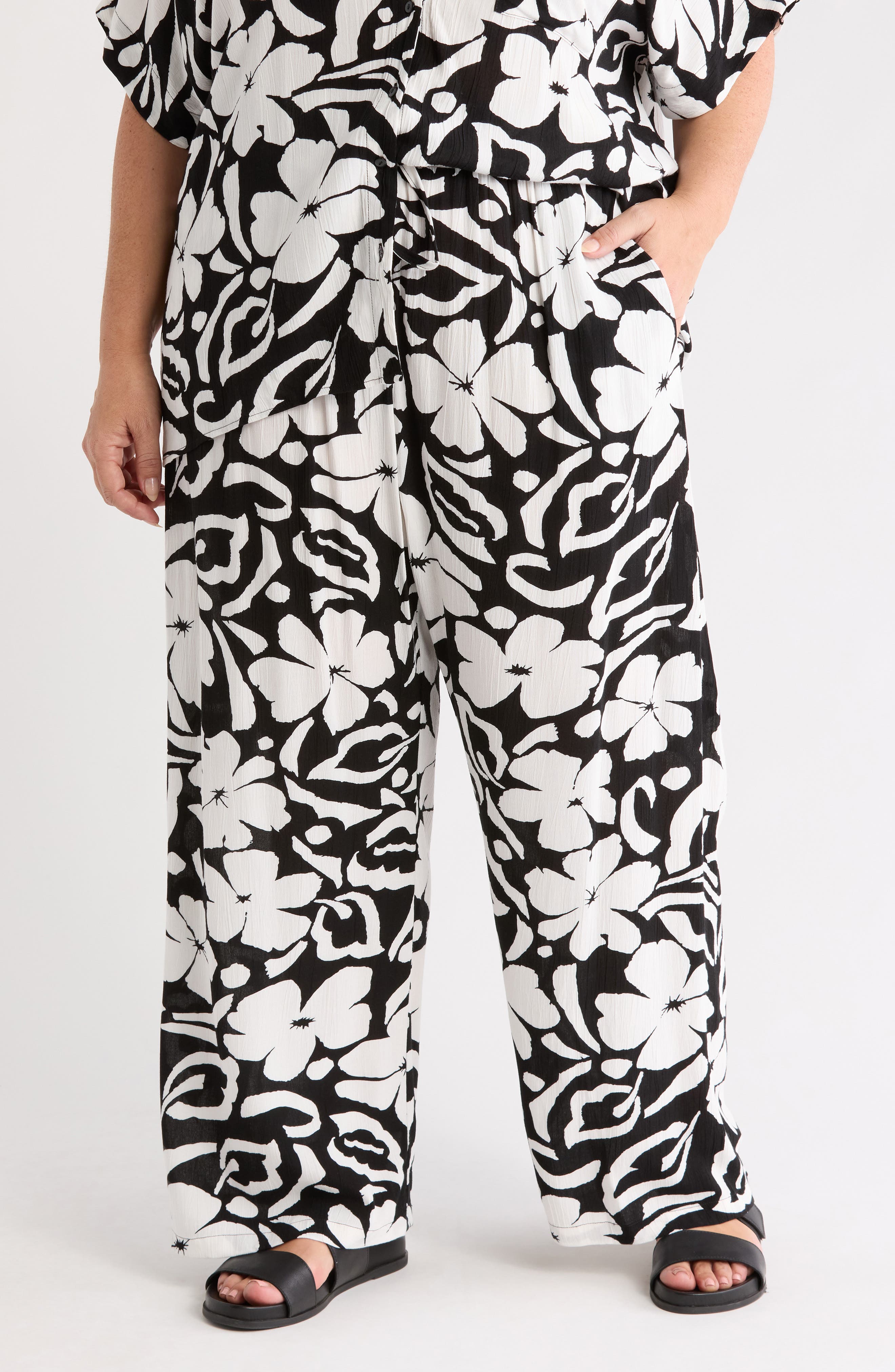 T Tahari Border Print Pants