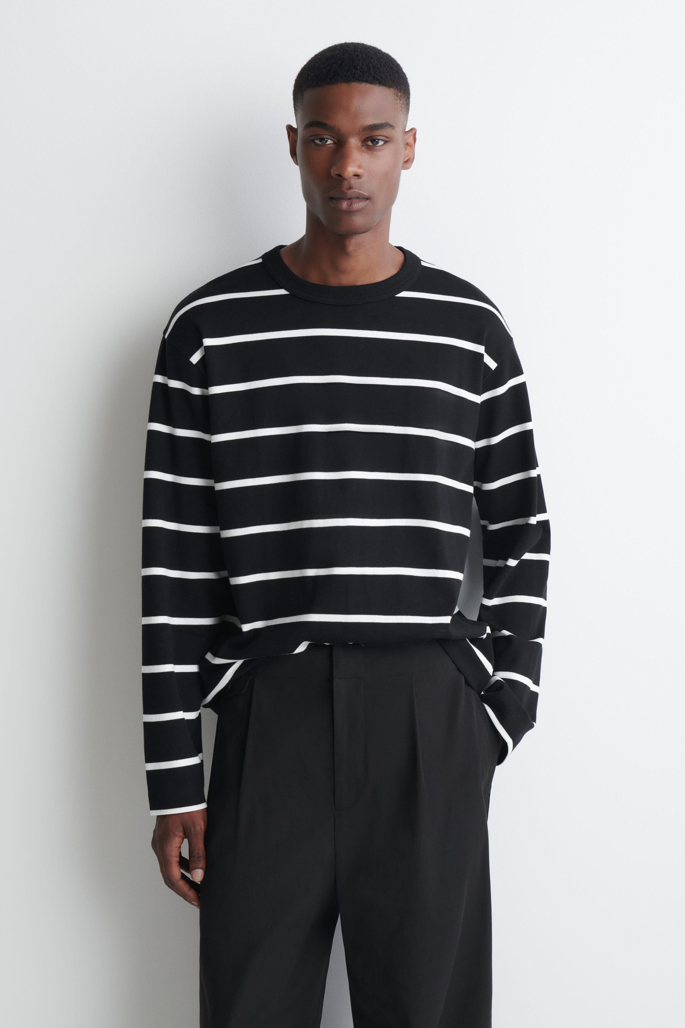 BLACK / WHITE / STRIPED