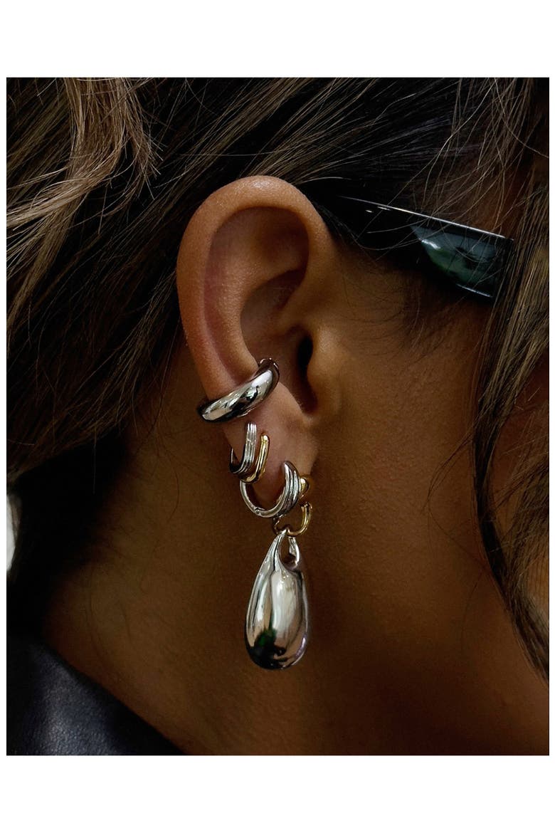 x Dezi The Mini Ridged Chain Link Huggie Earrings, Alternate, color, SILVER