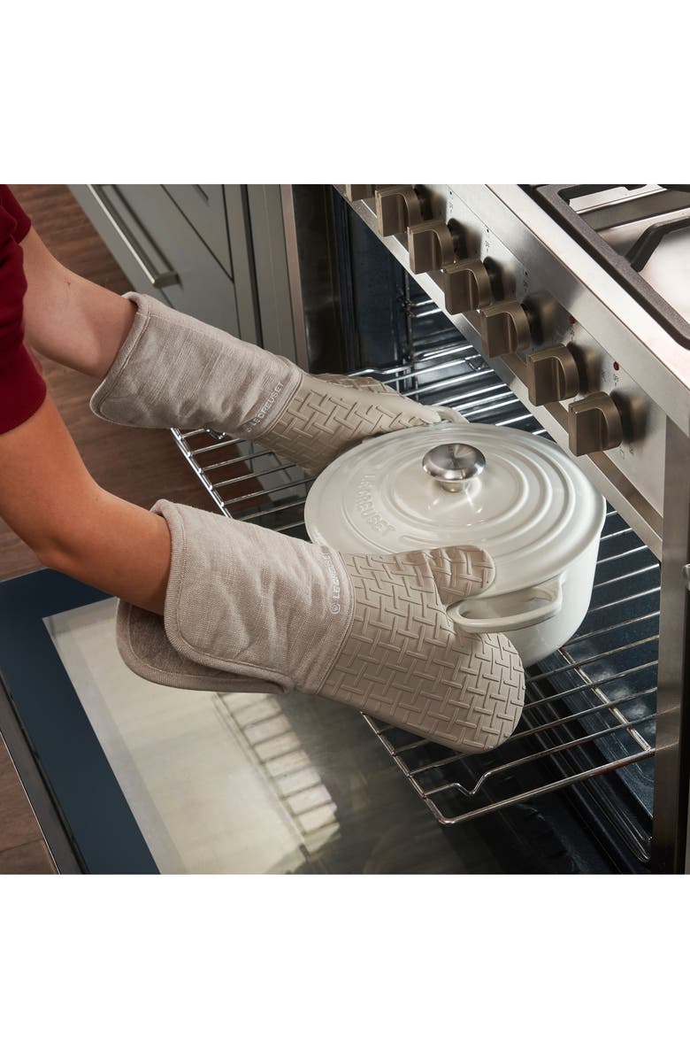 Le Creuset Oven Mitt, Alternate, color, Charbon