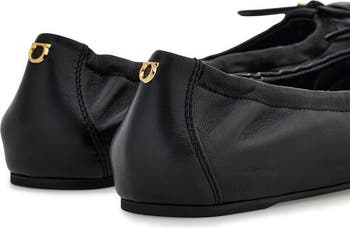 バレエシューズ Salvatore Ferragamo Black Leather Joelle Ballerinas Ferragamo Joelle Leather Bow Ballerina Flats | Neiman Marcus
