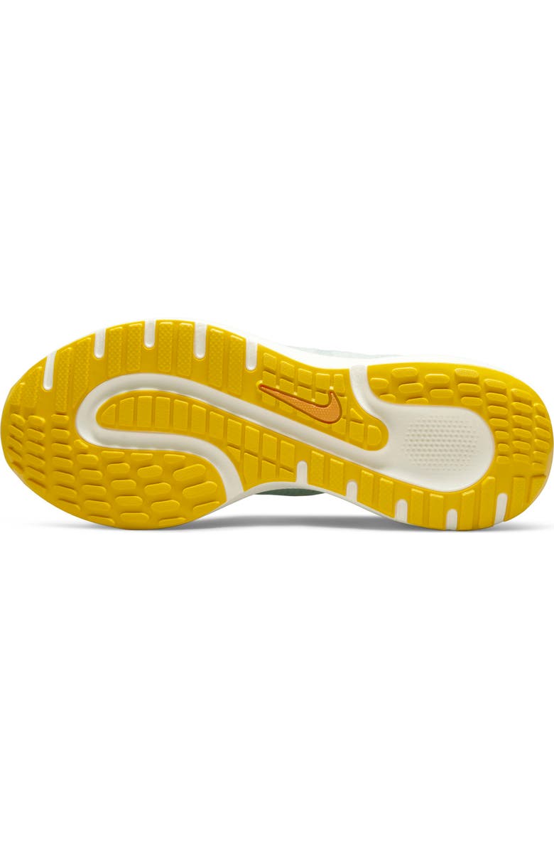 Nike Escape Run Flyknit Running Shoe, Alternate, color, Barely Green/ Football Grey