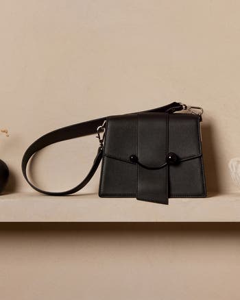 【STRATHBERRY】BOX CRESCENT ショルダーバッグ レザー 8色 Strathberry - Box Crescent - Leather Shoulder Bag - Natural