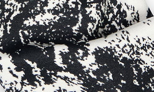 Saachi Reversible Houndstooth Print Scarf In Black