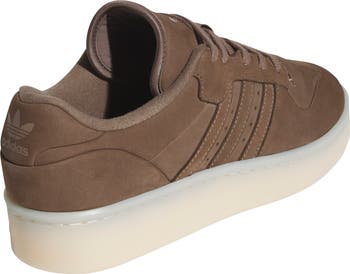 Rivalry Lux Low Top Basketball Sneaker