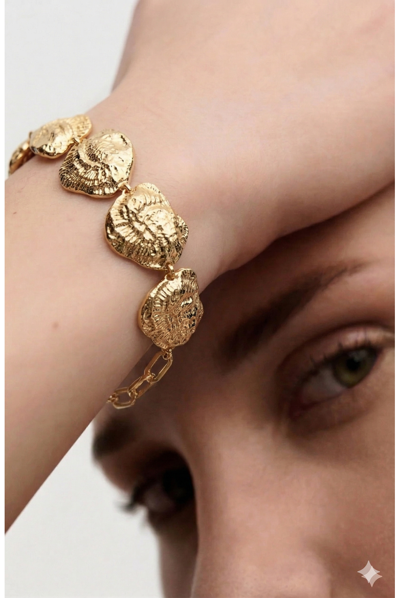 Oldeu Shell Maxi Bracelet in Gold, Alternate, color, Gold