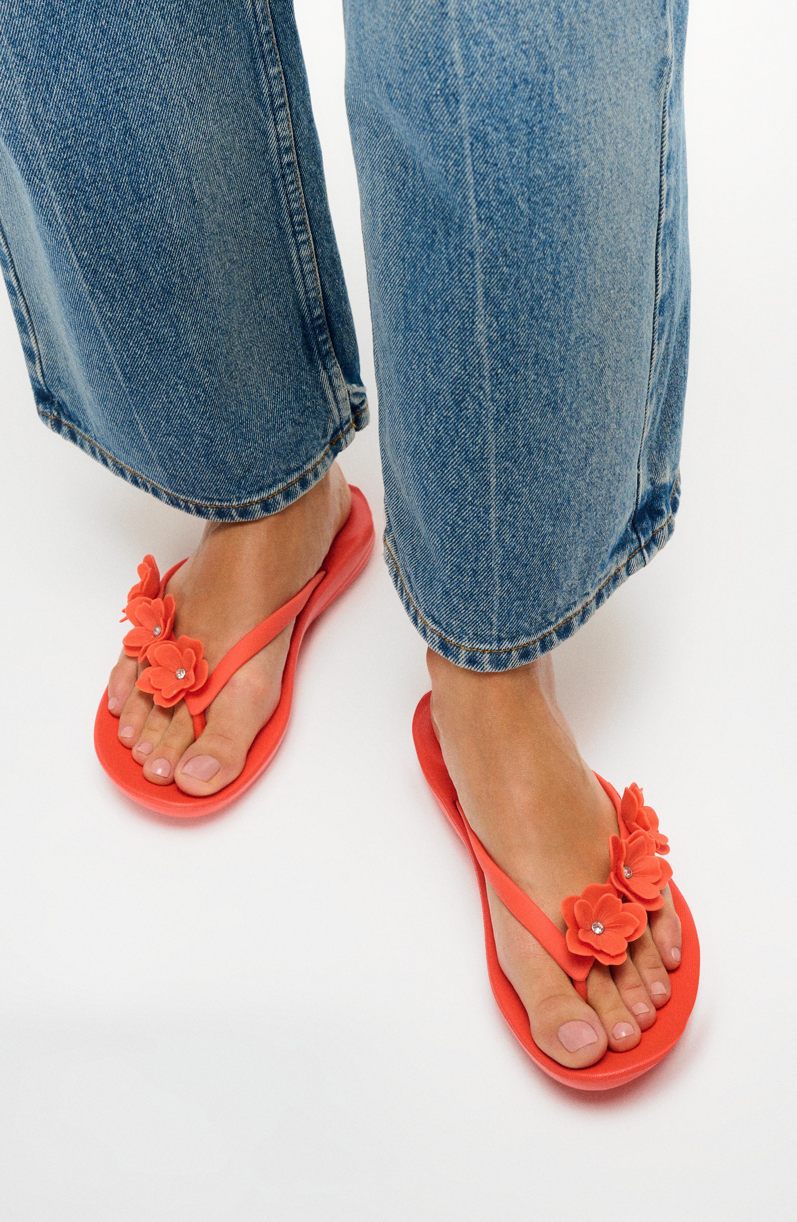 iQushion Flower Flip Flop, Alternate, color, CHERRY TOMATO