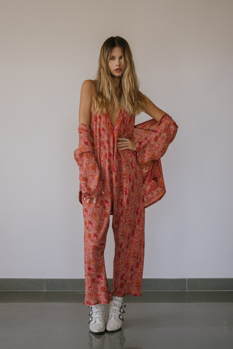 The Set Foxy, Alternate, color, Rose Floral