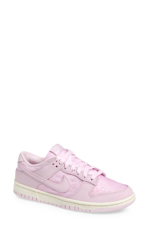 Dunk Low Basketball Sneaker